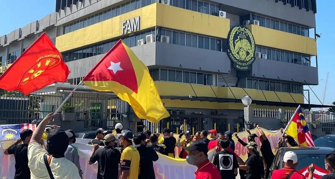 Bóng đá Malaysia hỗn loạn, CĐV la ó trước trụ sở FAM