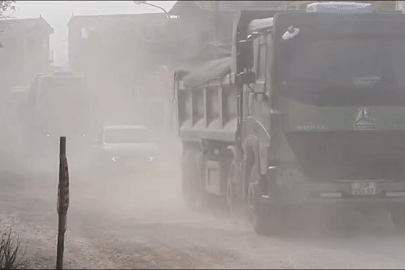 Cảnh tượng mù mịt như giữa sa mạc trên đoạn đường hơn 1km ở Hà Nội