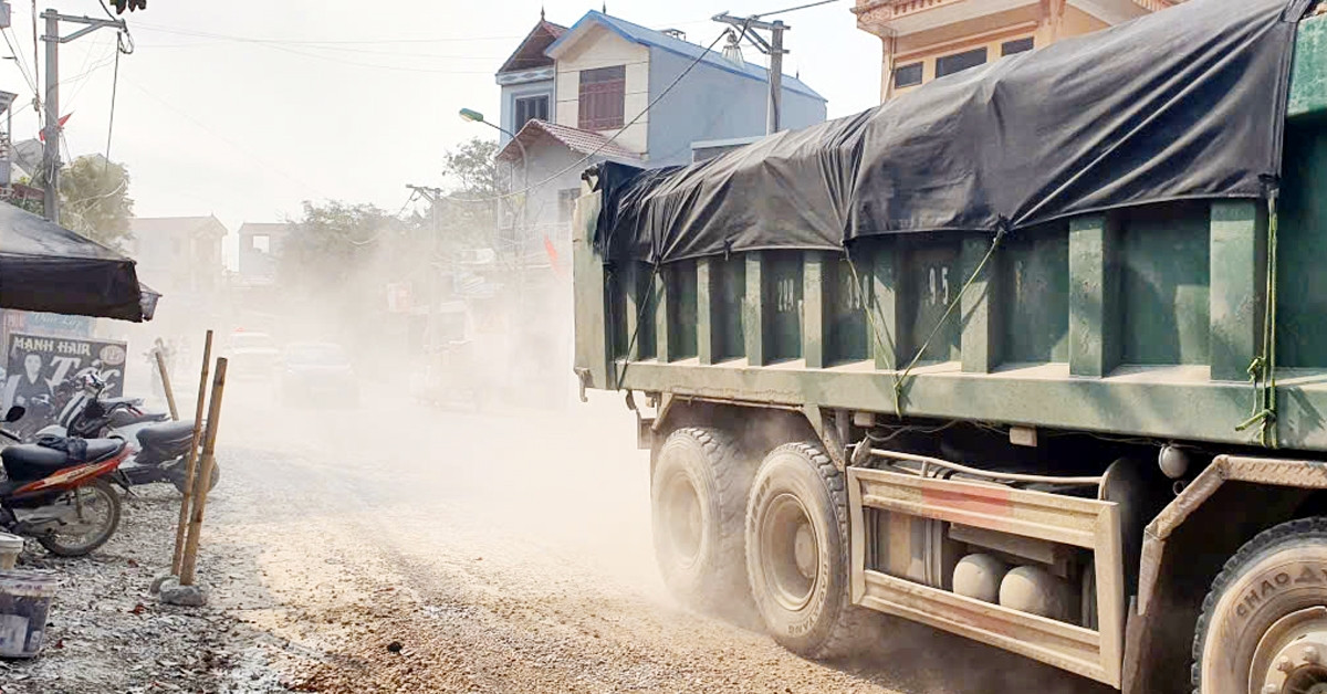 Cảnh tượng mù mịt như giữa sa mạc trên đoạn đường hơn 1km ở Hà Nội