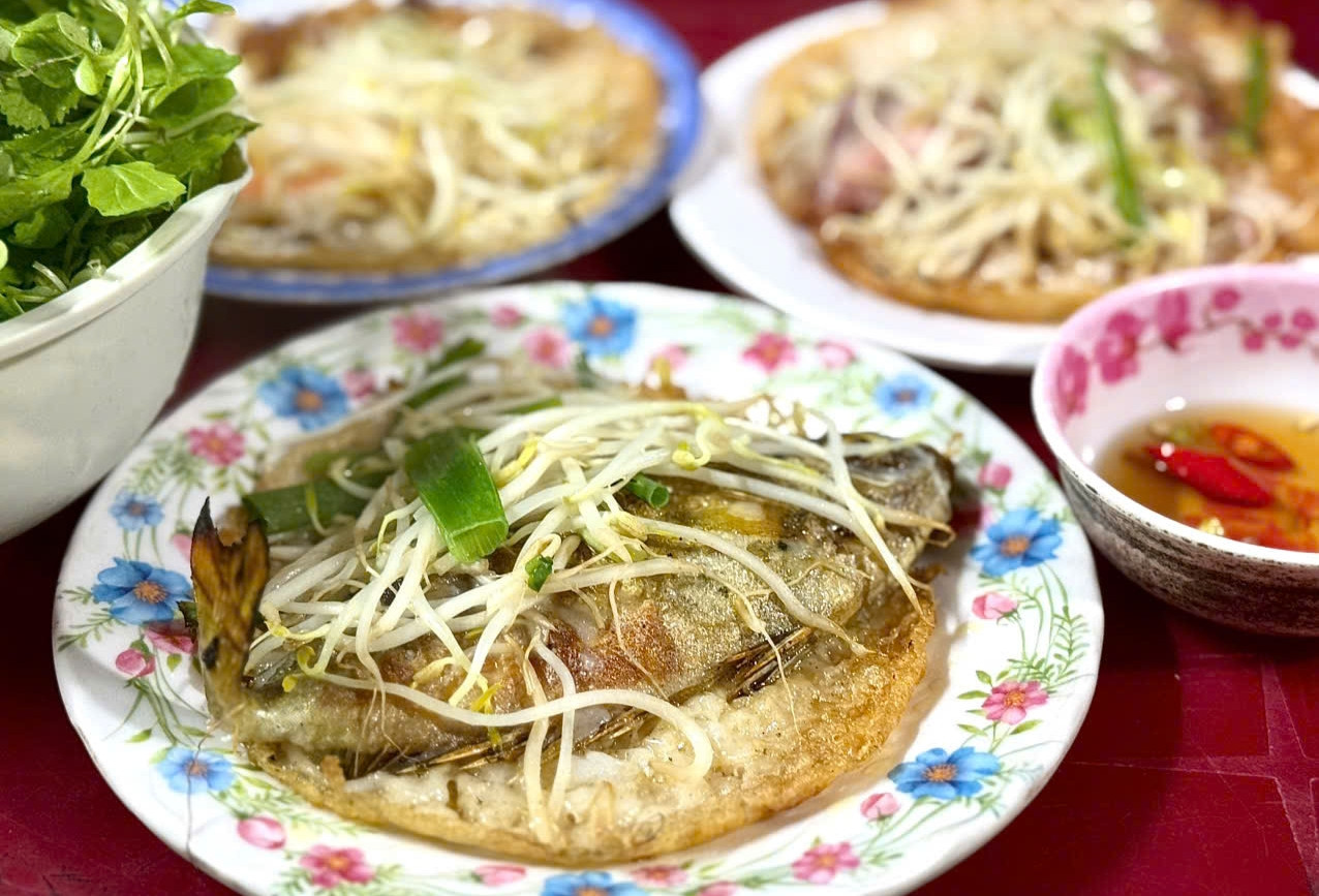 Bánh xèo lạ, giá 25.000 đồng/chiếc hút khách tới khu chợ 'thời ông bà anh' ở Huế