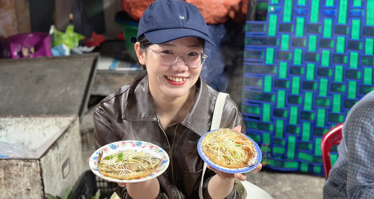 Bánh xèo lạ, giá 25.000 đồng/chiếc hút khách tới khu chợ 'thời ông bà anh' ở Huế