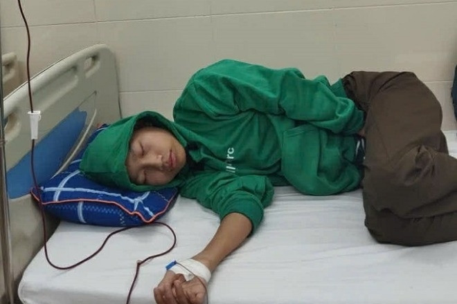 Con trai lớp 10 mắc ung thư não, mẹ đơn thân vay nợ hơn 100 triệu đồng