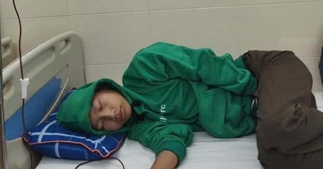 Con trai lớp 10 mắc ung thư não, mẹ đơn thân vay nợ hơn 100 triệu đồng