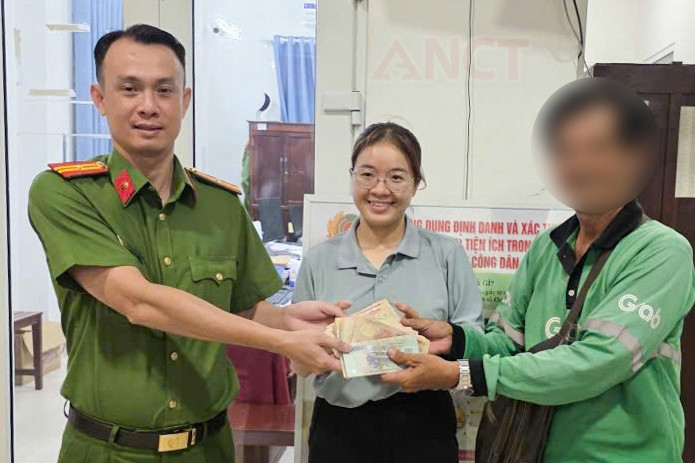 Công an trích xuất camera, tìm lại 131 triệu đồng cho cô gái đánh rơi trên đường