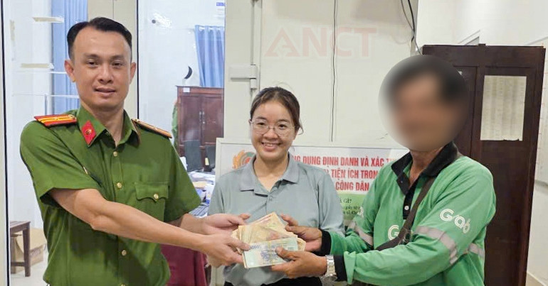 Công an trích xuất camera, tìm lại 131 triệu đồng cho cô gái đánh rơi trên đường