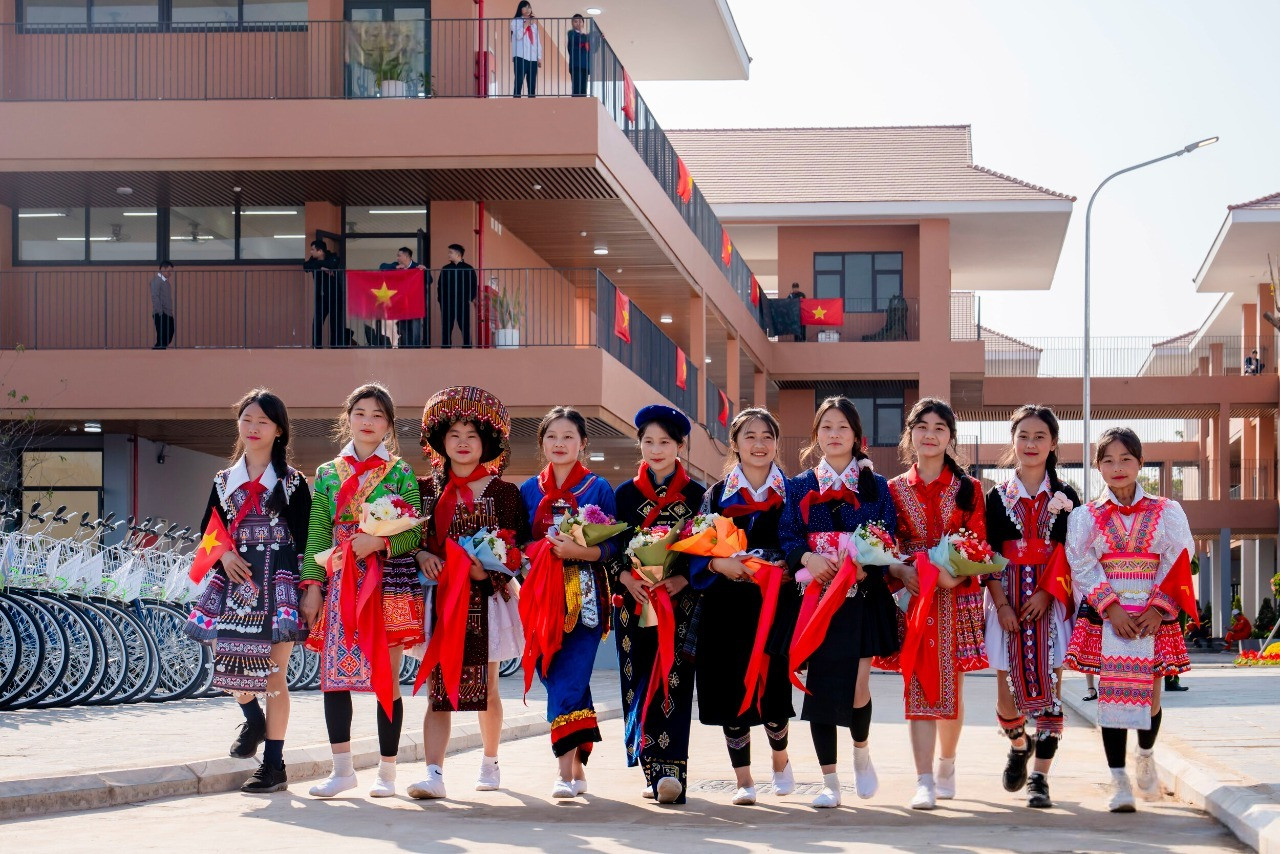 Đầu tư trương nội trú liên cấp mở ra một kỳ vọng mới đưa tri thức đến tận nơi phên giậu của Tổ quốc..jpeg