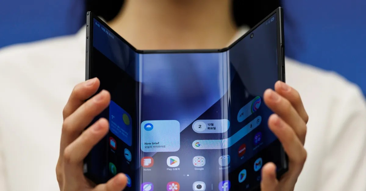 Điện thoại gập ba của Samsung ‘chết yểu’?