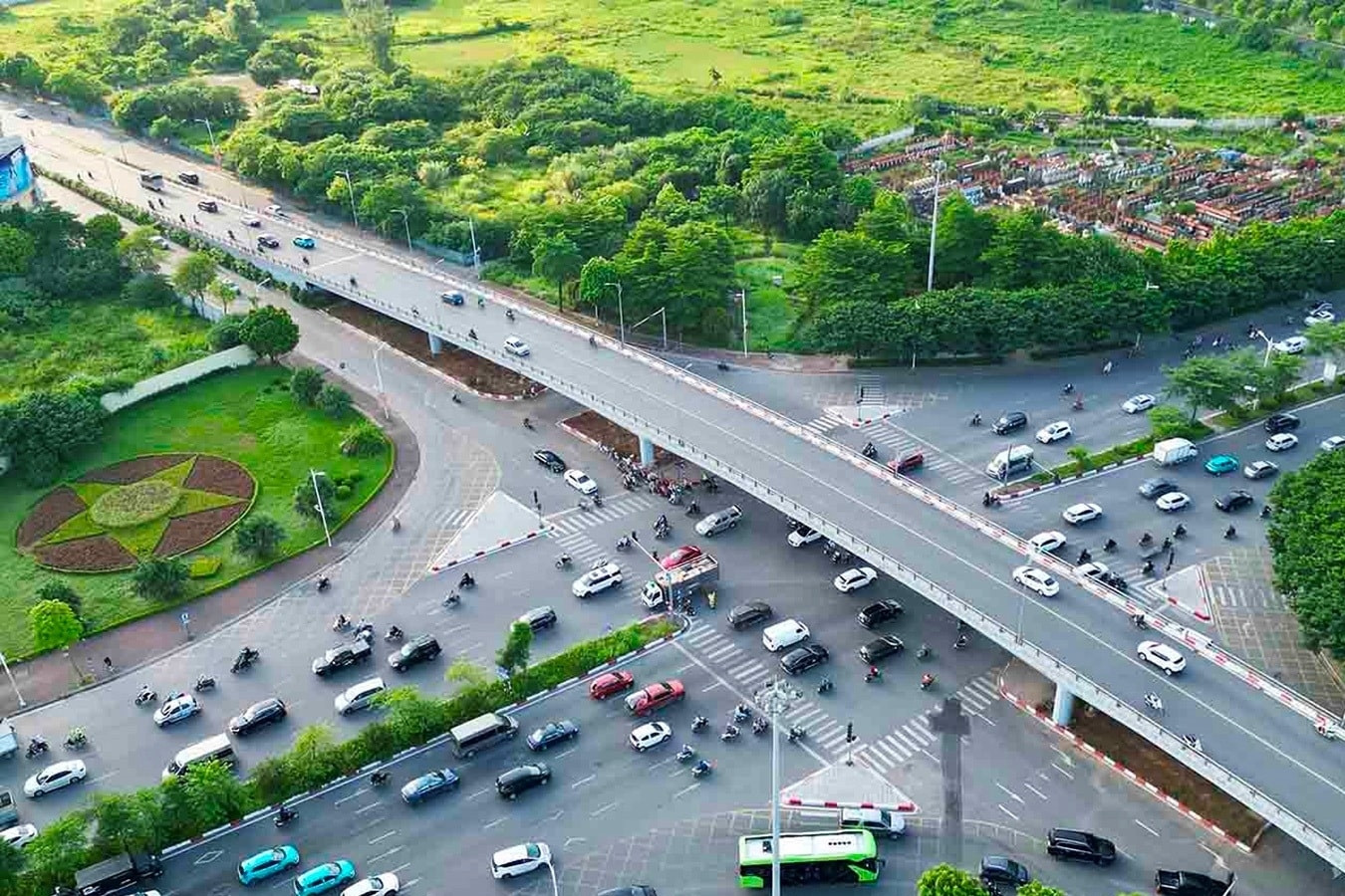 Hà Nội rào chắn nút giao Cổ Linh - Đàm Quang Trung để thi công hầm chui