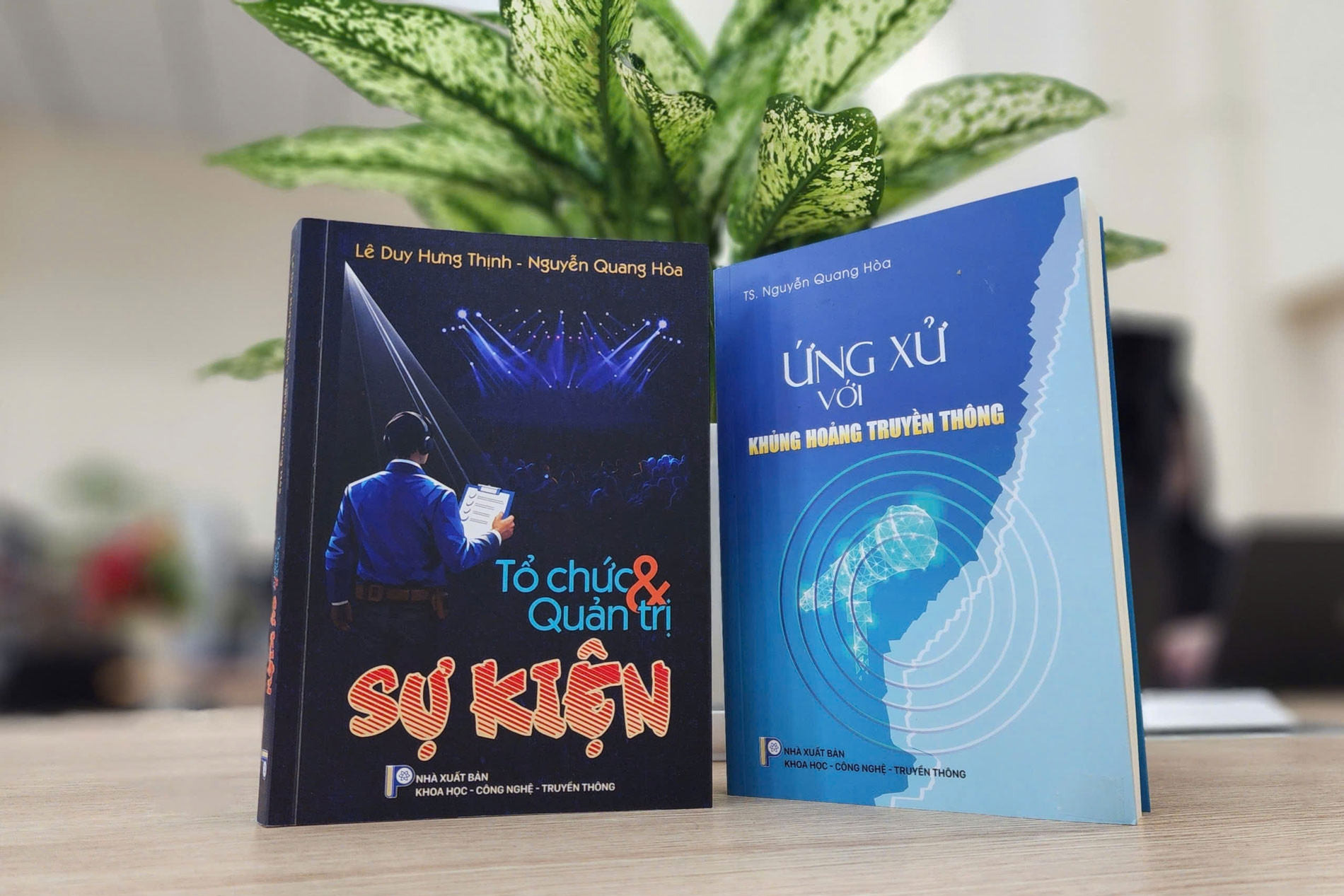 Hai cuốn sách về khủng hoảng truyền thông và tổ chức sự kiện