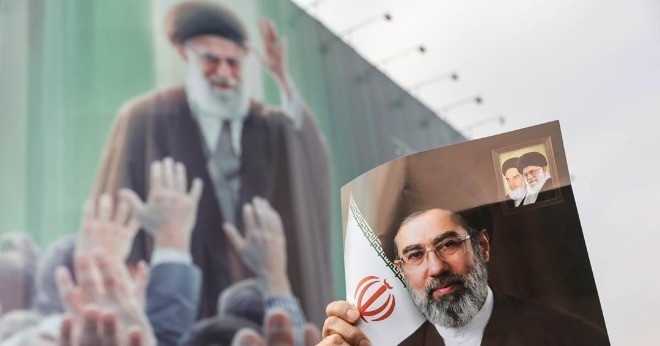 Hé lộ khoảnh khắc tân lãnh tụ tối cao Iran thoát chết khi bị không kích