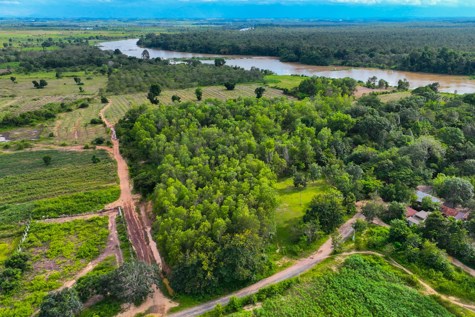 Hộ dân ở Đắk Lắk mua đất có sổ đỏ, hàng xóm ngang nhiên chặn lối đi duy nhất
