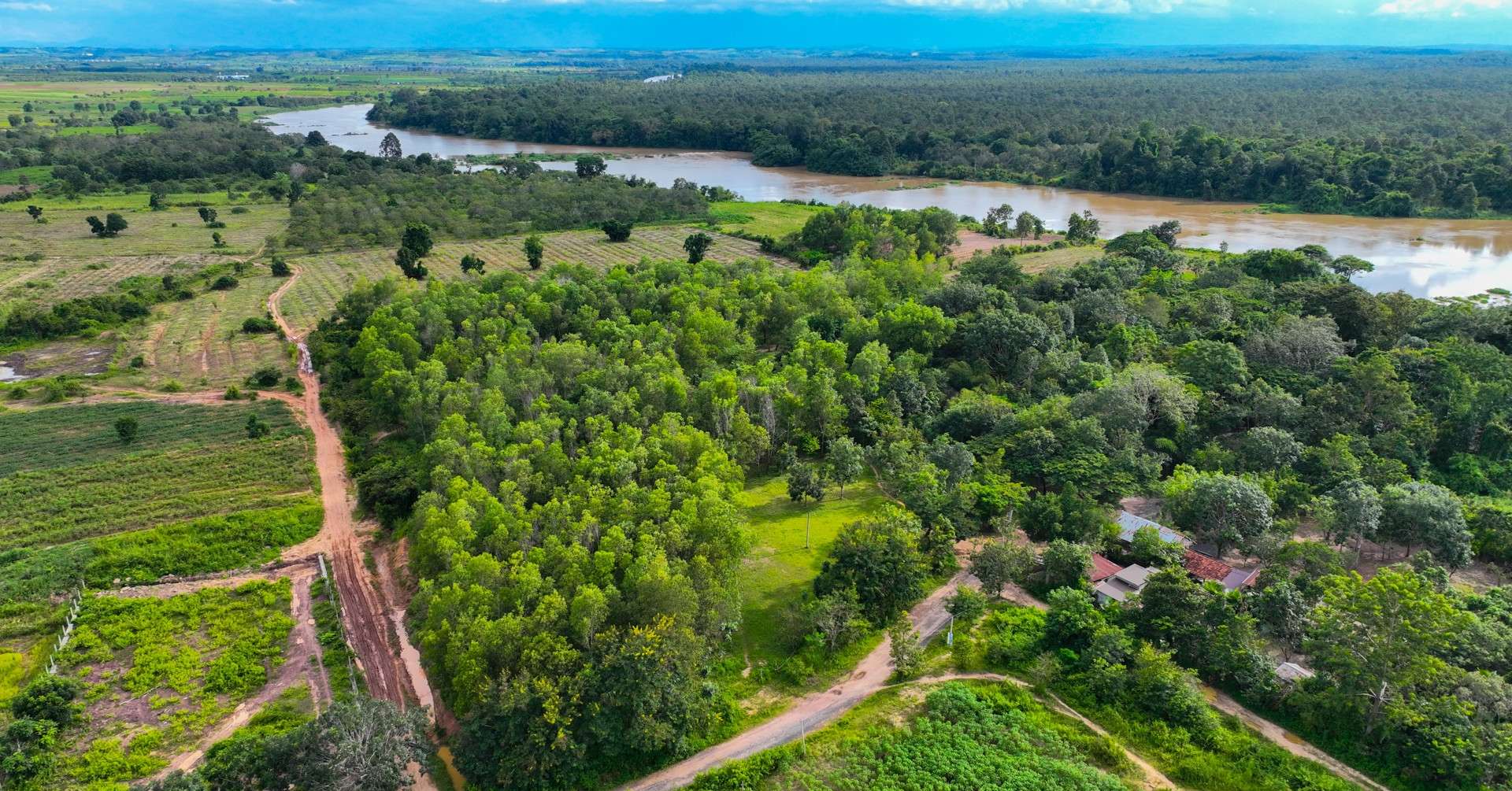 Hộ dân ở Đắk Lắk mua đất có sổ đỏ, hàng xóm ngang nhiên chặn lối đi duy nhất