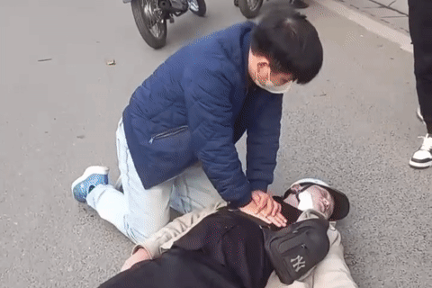  Khen thưởng bác sĩ quỳ gối ép tim cứu người trên phố Hà Nội 