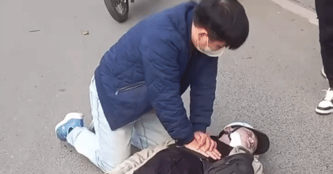 Khen thưởng bác sĩ quỳ gối ép tim cứu người trên phố Hà Nội