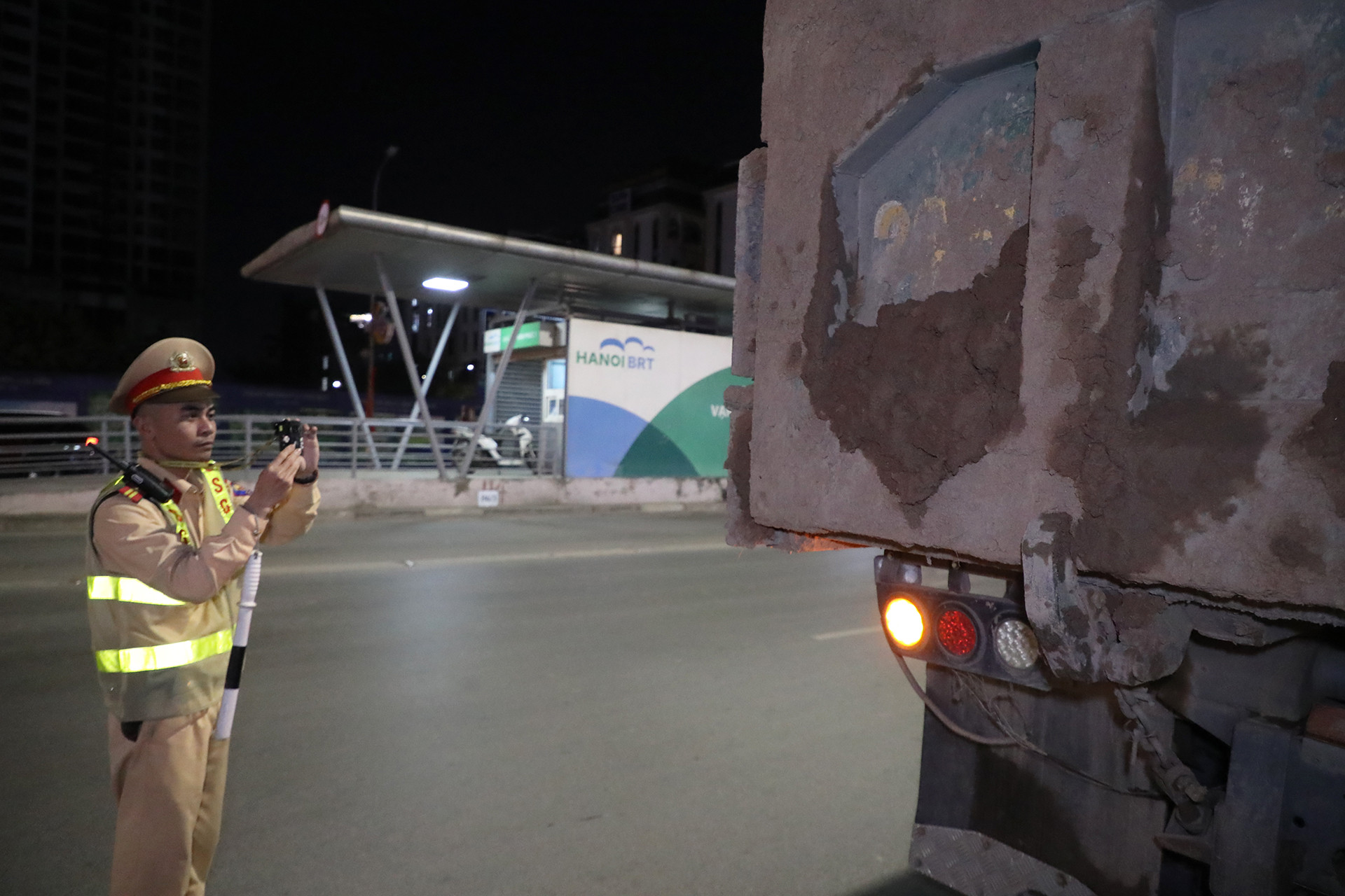 Xuyên đêm xử lý ô tô tải làm rơi vãi bùn đất xuống đường ở Hà Nội