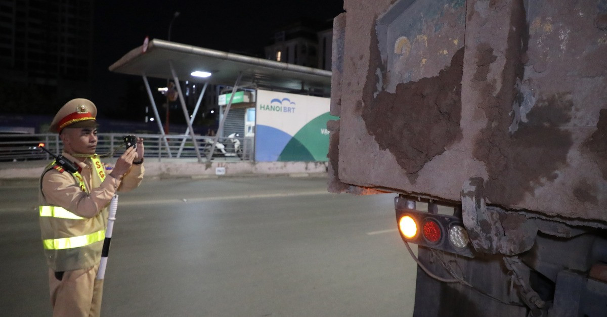 Xuyên đêm xử lý ô tô tải làm rơi vãi bùn đất xuống đường ở Hà Nội