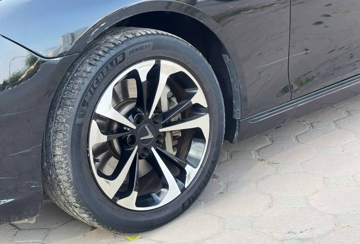 La-zăng ô tô trầy xước chi chít: Có nên bỏ ra vài triệu để phay lại cho đẹp?