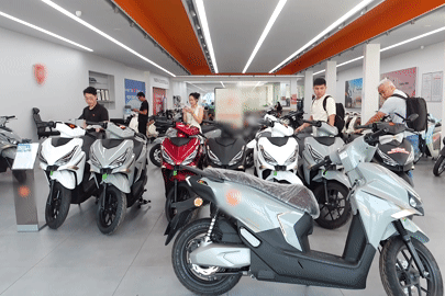 Lo ngại giá xăng biến động, nhiều người dân TPHCM đổ xô mua xe máy điện