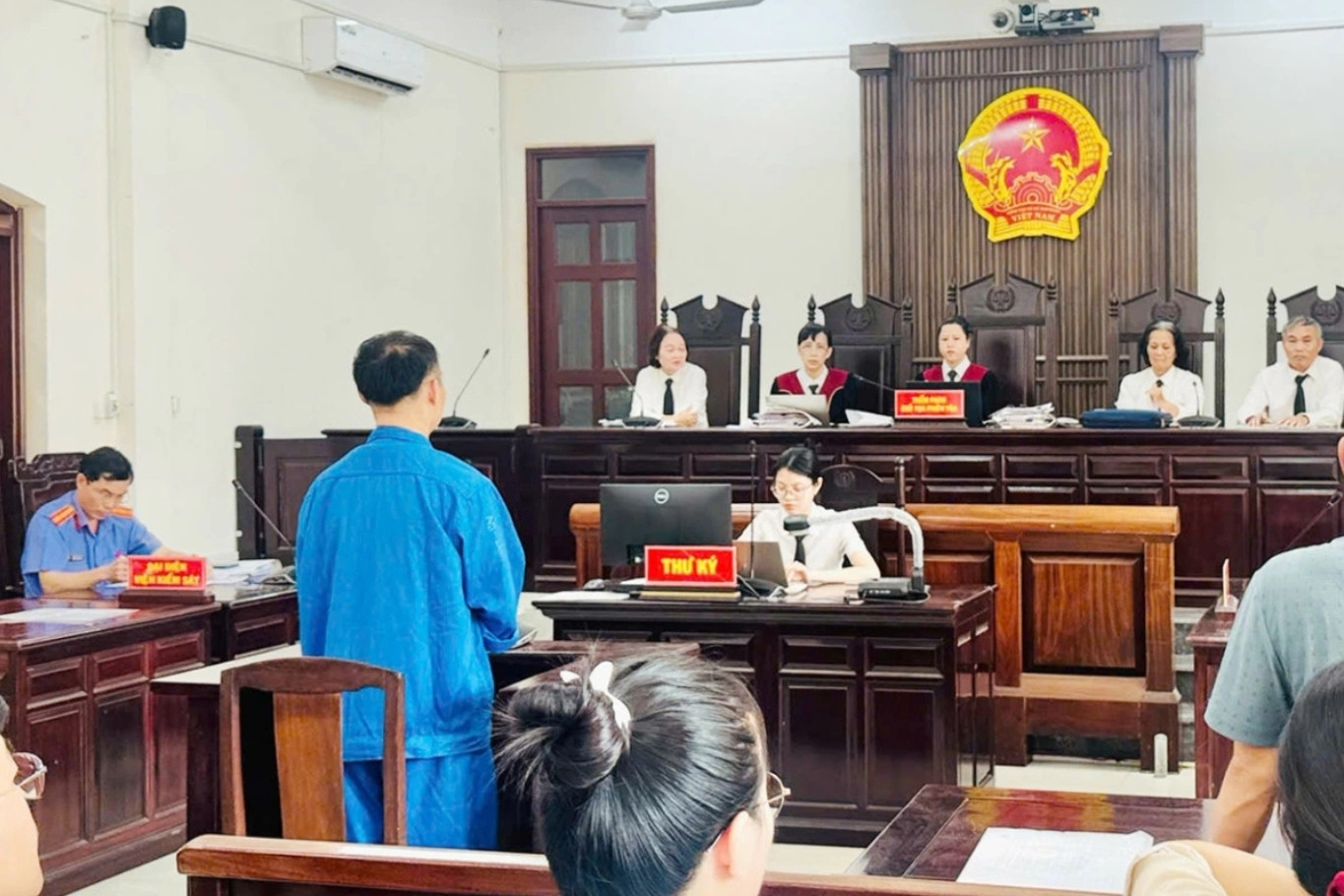  Nam bác sĩ chém đồng nghiệp trong phòng khám, bị phạt 13 năm tù 