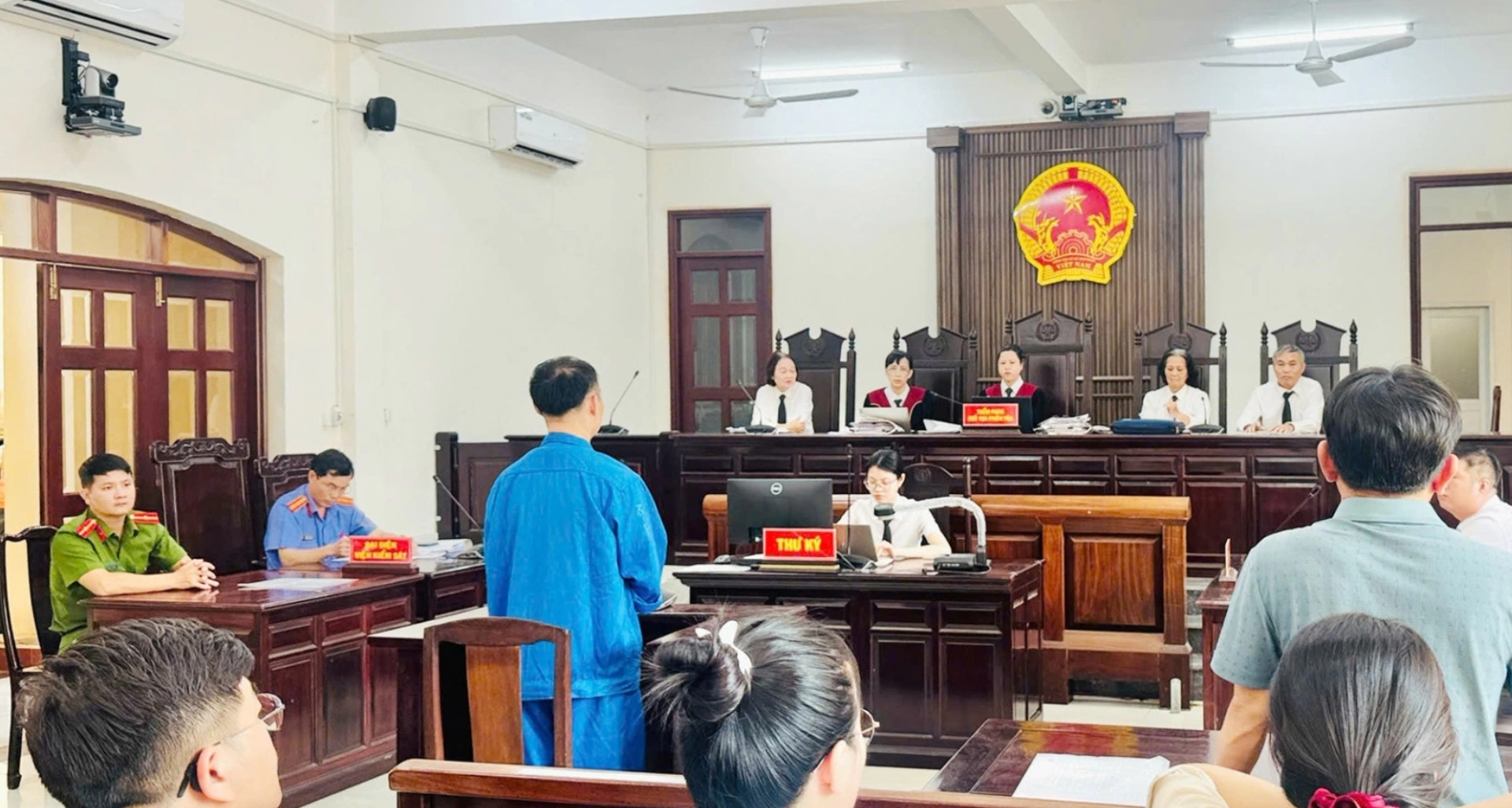 Nam bác sĩ chém đồng nghiệp trong phòng khám, bị phạt 13 năm tù