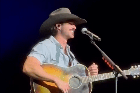  Nam ca sĩ chảy máu, khâu 5 mũi vì bị khán giả ném điện thoại rách tai 