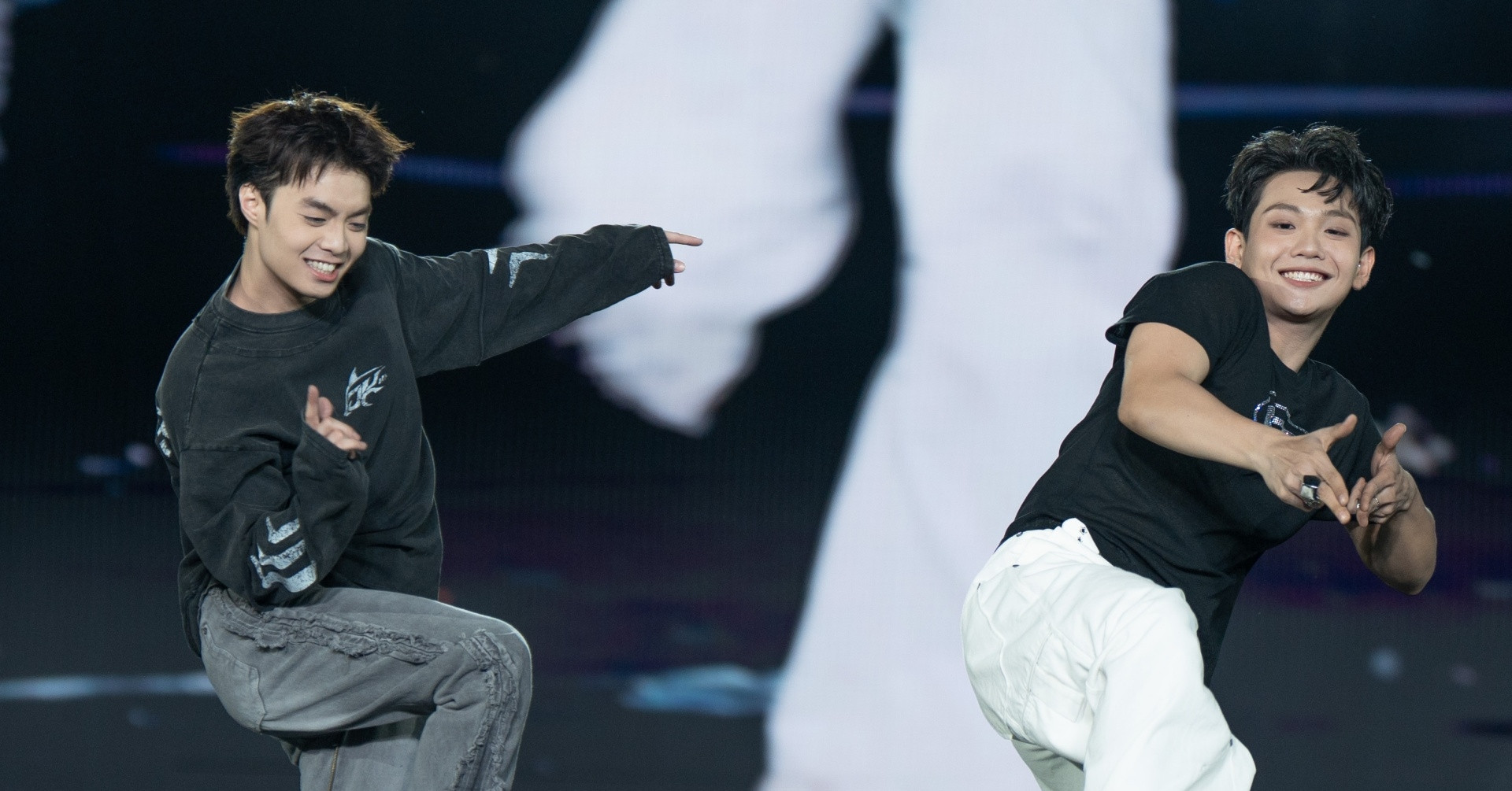 Negav nhảy điêu luyện, ‘Em xinh’ cao 1,76m song tấu bốc lửa với buitruonglinh