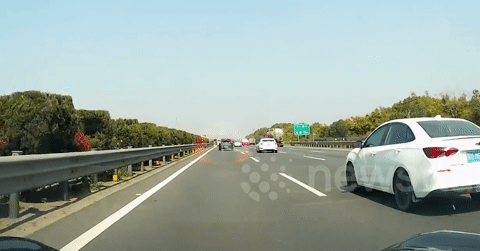 Ô tô con đột ngột tăng tốc, đâm hàng loạt phương tiện trên cao tốc