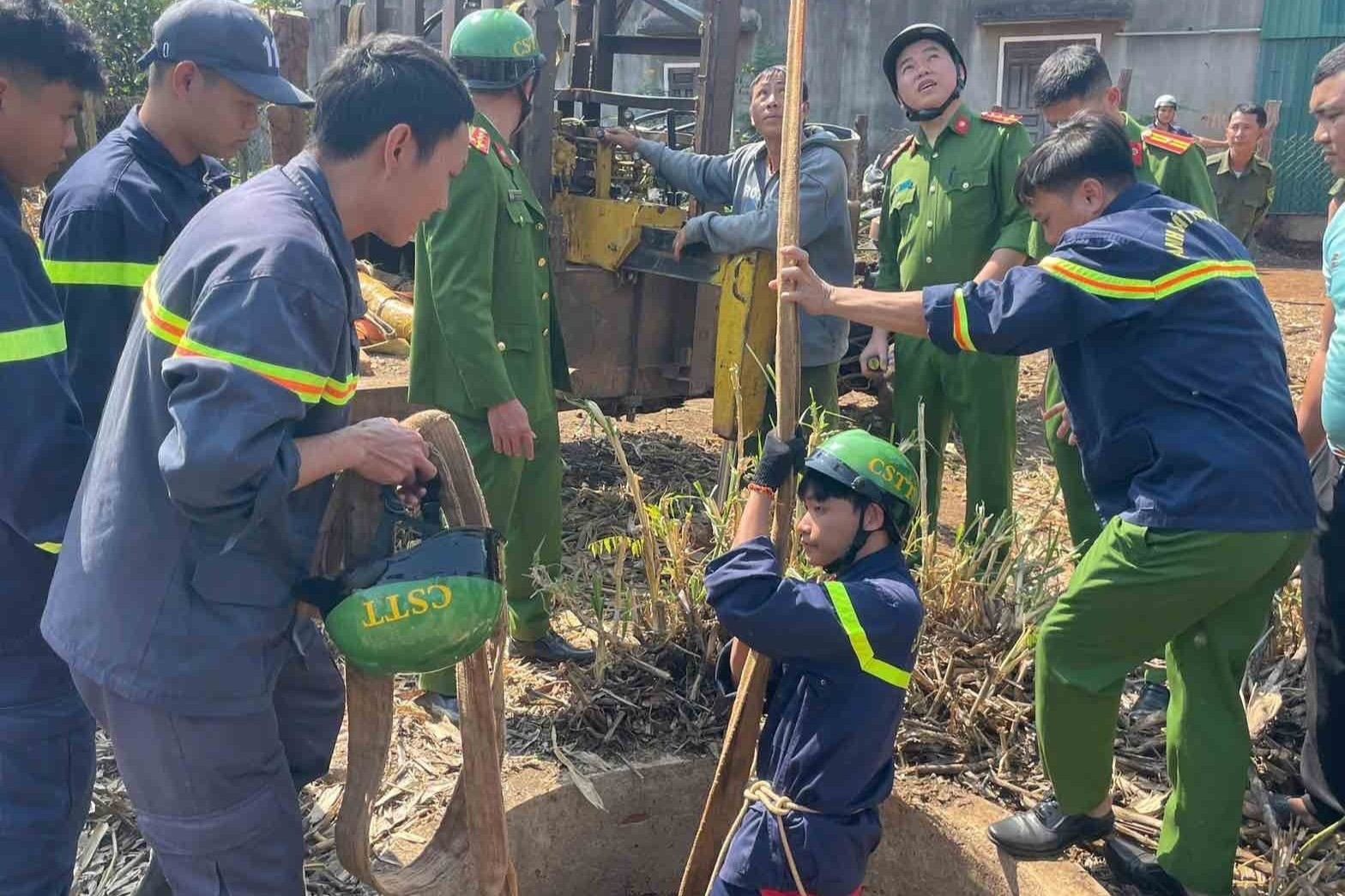 Phút nghẹt thở cứu bé trai rơi xuống giếng sâu 20m