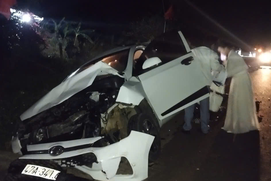 Xe tải tông 3 ô tô con đỗ bên đường, 1 người tử vong