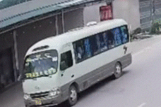 Bản tin chiều 18/3: Ô tô chở hàng chục học sinh bị xe tải tông, đẩy xa 30m