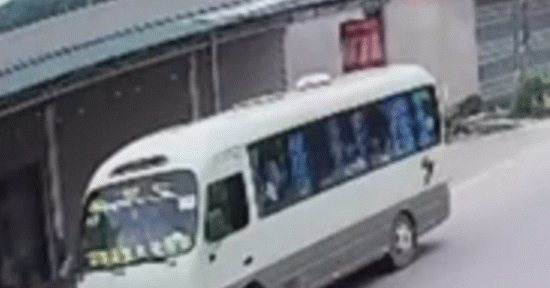 Bản tin chiều 18/3: Ô tô chở hàng chục học sinh bị xe tải tông, đẩy xa 30m