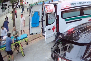  Bế con đi dạo, bác sĩ kịp thời cứu người bất tỉnh trên sân bóng chuyền 