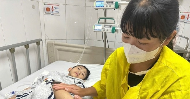 Bé trai 6 tuổi ở Quảng Trị có nguy cơ mất chân, gia đình nghèo chật vật xoay xở