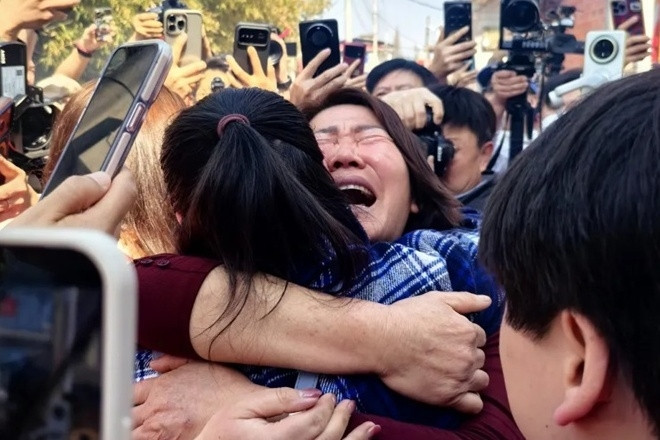 Bị bỏ rơi trong nhà vệ sinh lúc 2 ngày tuổi, cô gái đoàn tụ cha mẹ sau 28 năm