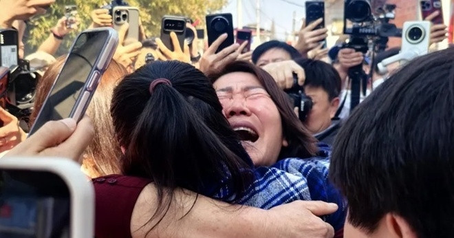 Bị bỏ rơi trong nhà vệ sinh lúc 2 ngày tuổi, cô gái đoàn tụ cha mẹ sau 28 năm