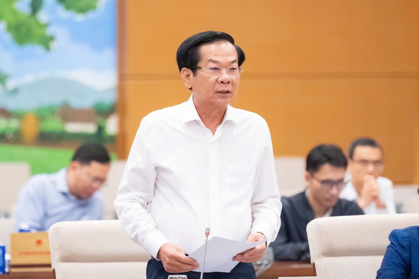 Bộ trưởng Bộ Nội vụ Đỗ Thanh Bình trình bày tờ trình dự án Luật sửa đổi, bổ sung một số điều của Luật Thi đua, khen thưởng (Ảnh: Hồng Phong).