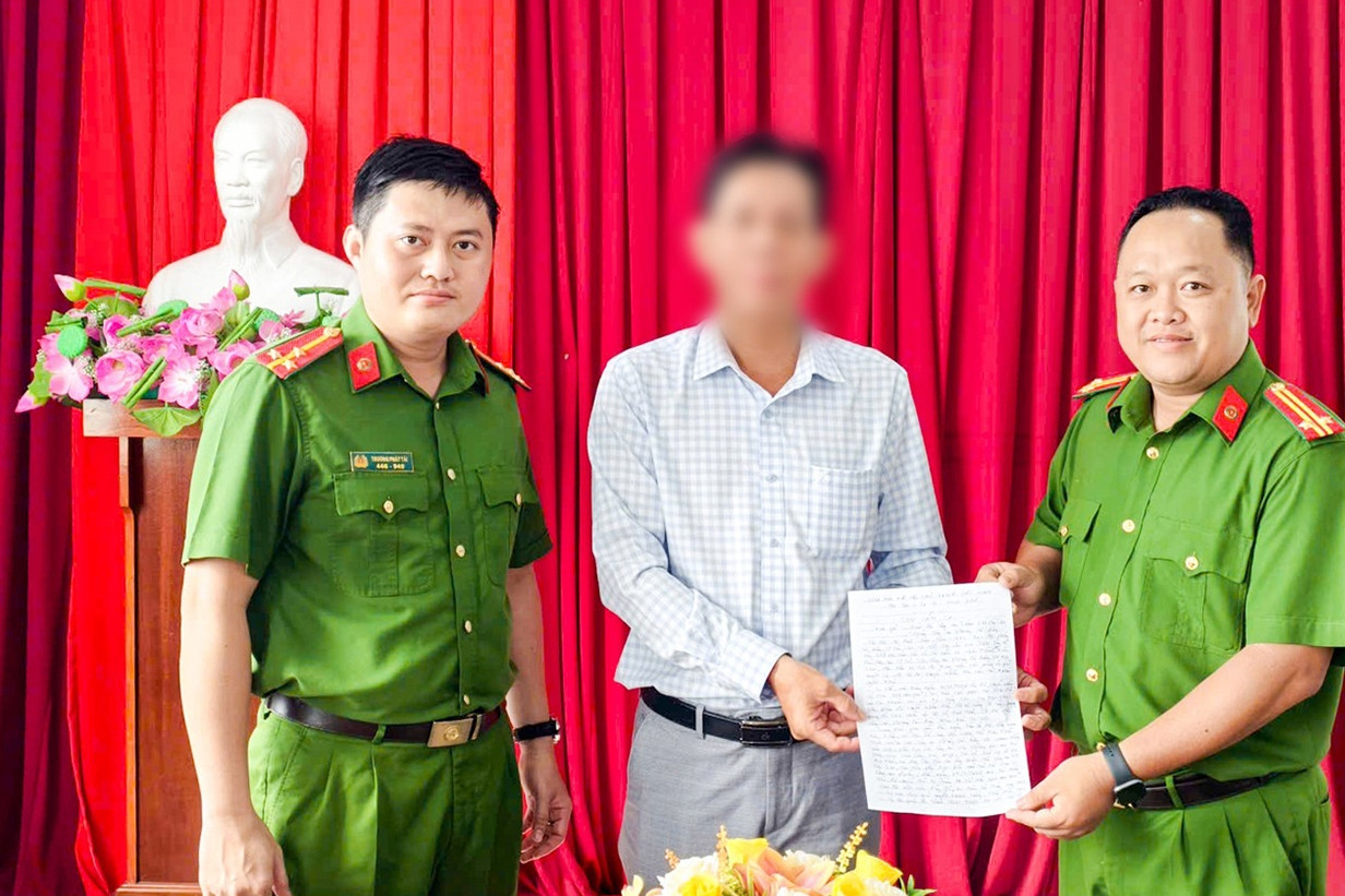 Chuyển khoản nhầm gần 1 tỷ đồng, người đàn ông được công an hai tỉnh giúp lấy lại