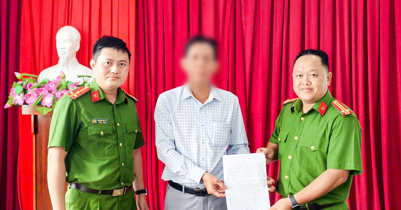 Chuyển khoản nhầm gần 1 tỷ đồng, người đàn ông được công an hai tỉnh giúp lấy lại