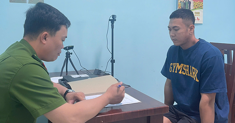 Công an làm việc với người đàn ông hành hung nữ shipper