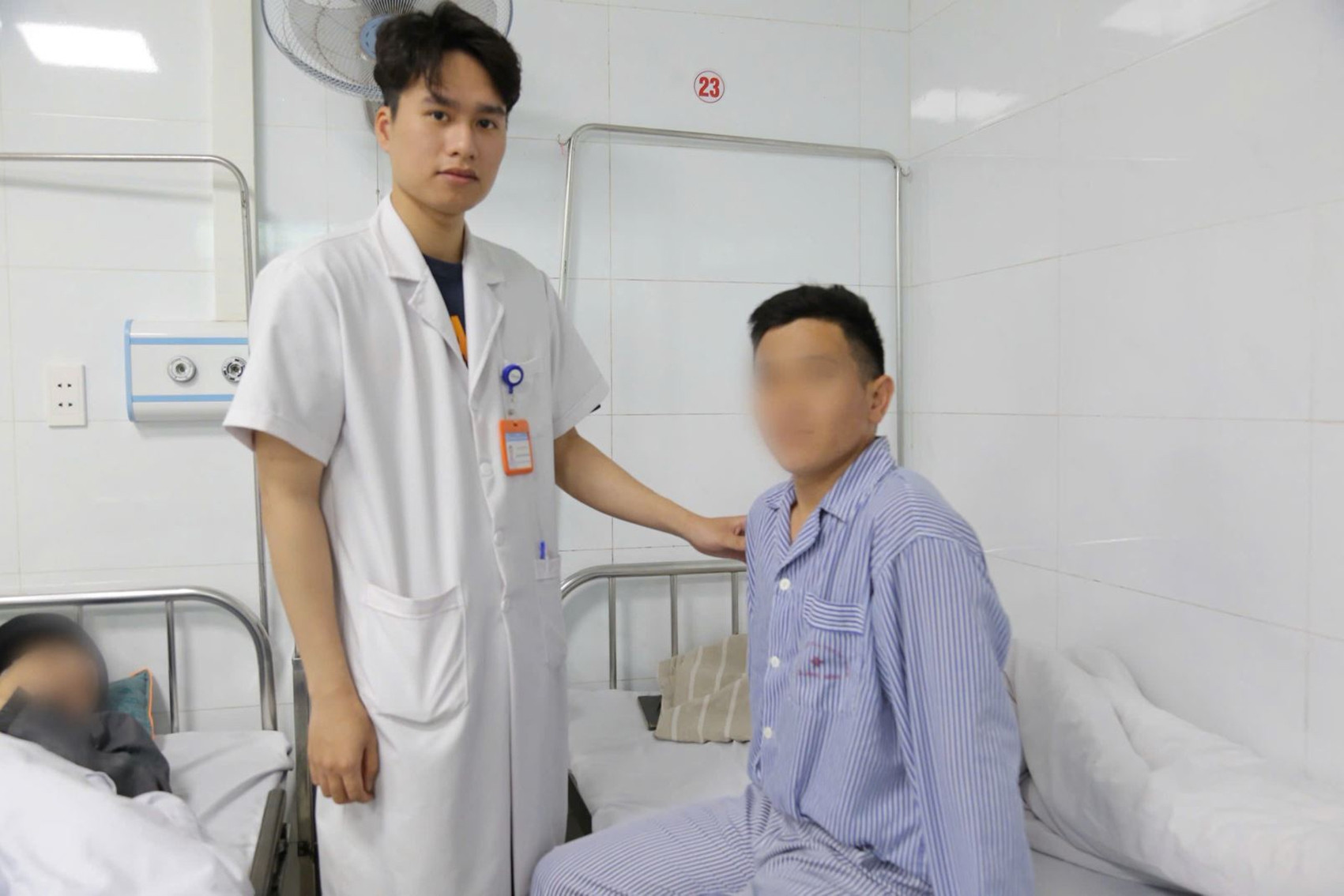 Cứu người đàn ông bị thanh sắt đập mạnh vào bẹn, suýt hoại tử chi