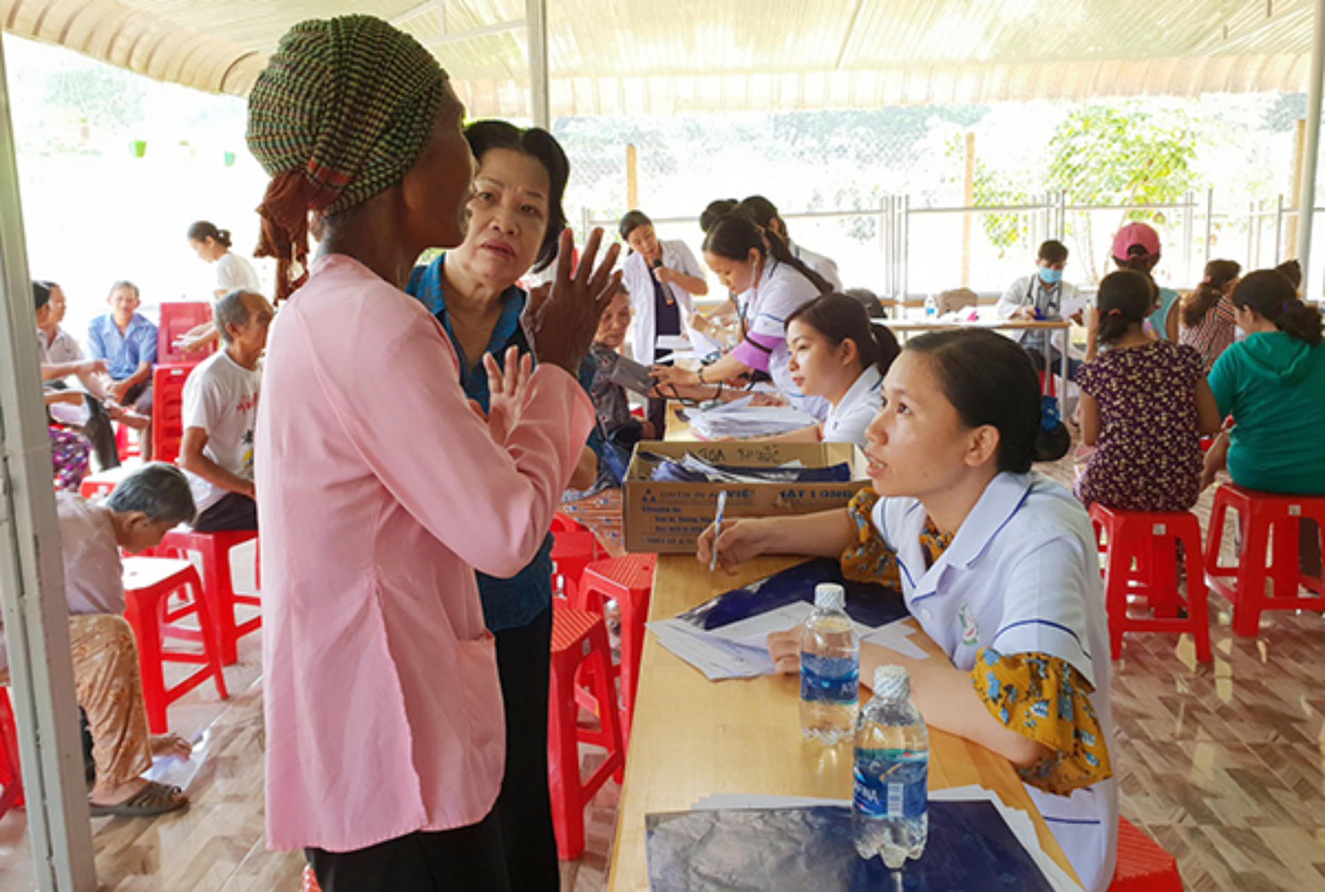 kham benh nhan dao.jpg