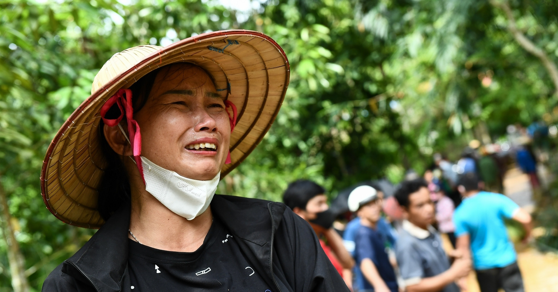 Mất điện, mất sóng giữa thiên tai: Người dân nhận cảnh báo bằng cách nào?