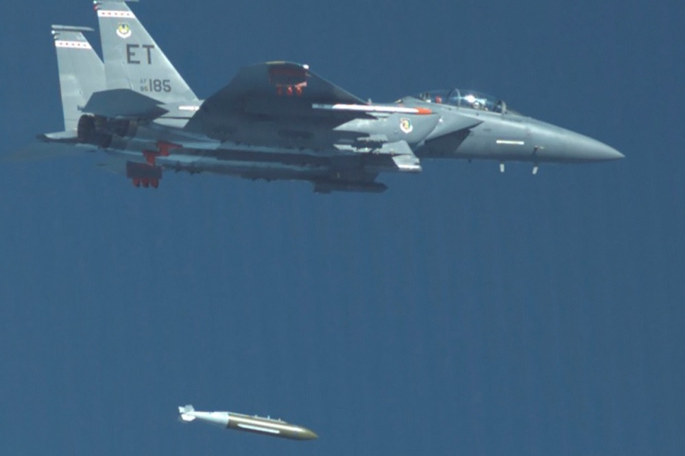  Mỹ tuyên bố dội bom nặng gần 2,3 tấn vào kho tên lửa của Iran 