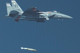 Mỹ tuyên bố dội bom nặng gần 2,3 tấn vào kho tên lửa của Iran