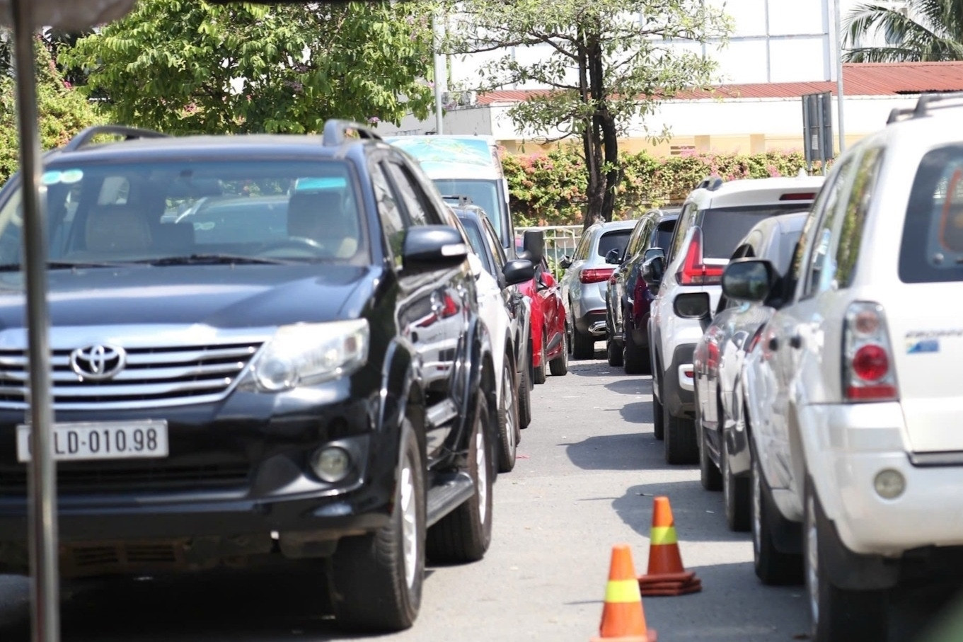 Chuyển đổi sang xe điện: Kinh nghiệm 'củ cà rốt và cây gậy' của Trung Quốc