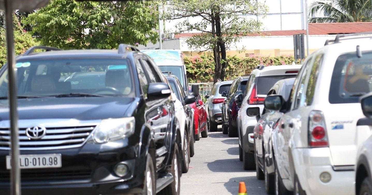 Chuyển đổi sang xe điện: Kinh nghiệm 'củ cà rốt và cây gậy' của Trung Quốc