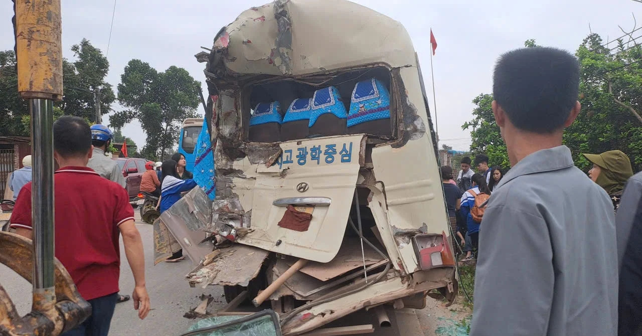 Ô tô chở hàng chục học sinh bị xe tải tông, đẩy xa 30m