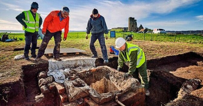 Phát hiện hầm trú ẩn hạt nhân bị lãng quên gần 60 năm dưới khuôn viên lâu đài cổ