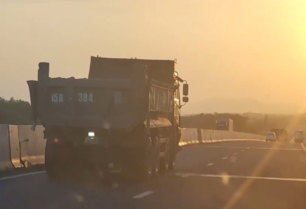 Tài xế xe ben bị xử phạt vì lỗi bám làn trái trên cao tốc.jpg