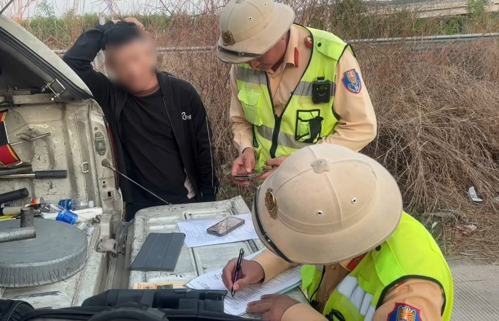 Tài xế xe ben bị xử phạt vì lỗi bám làn trái trên cao tốc..jpg